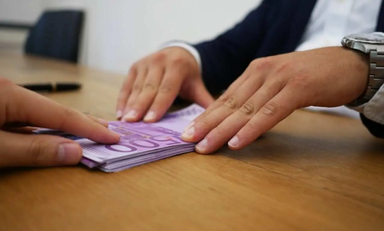 Dai banche alle assicurazioni: ecco a chi stai affidando davvero i tuoi soldi e i rischi nascosti