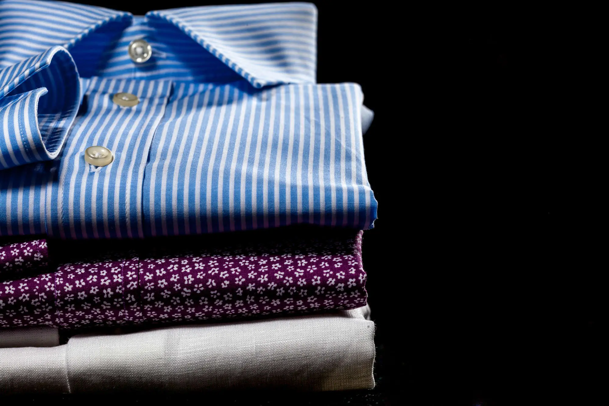 Il trucco geniale per togliere le pieghe dai vestiti senza ferro da stiro in pochi minuti