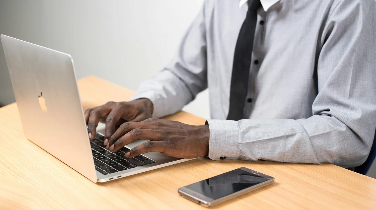Come guadagnare soldi online da casa gratis? Ecco i metodi che funzionano davvero senza truffe