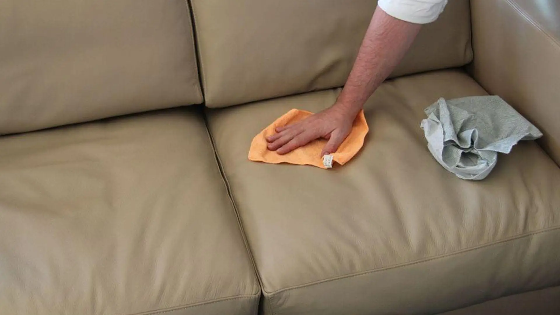 Attenzione quando lavi il divano: se sbagli temperatura distruggi il tessuto