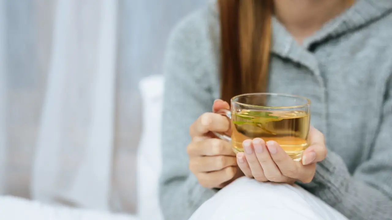 Il modo corretto per disintossicare il corpo: non è digiunare o bere tisane