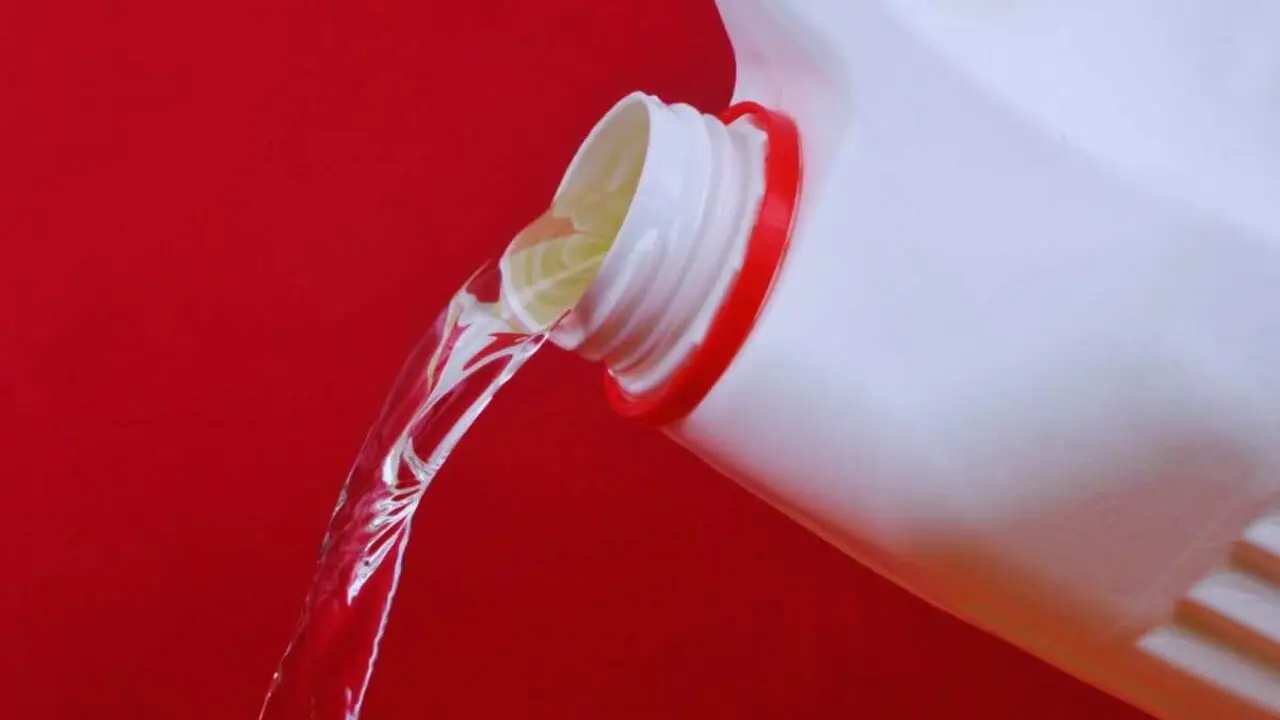 Come si fa a togliere le macchie di colla vinilica? L’acqua calda prima che si secchi