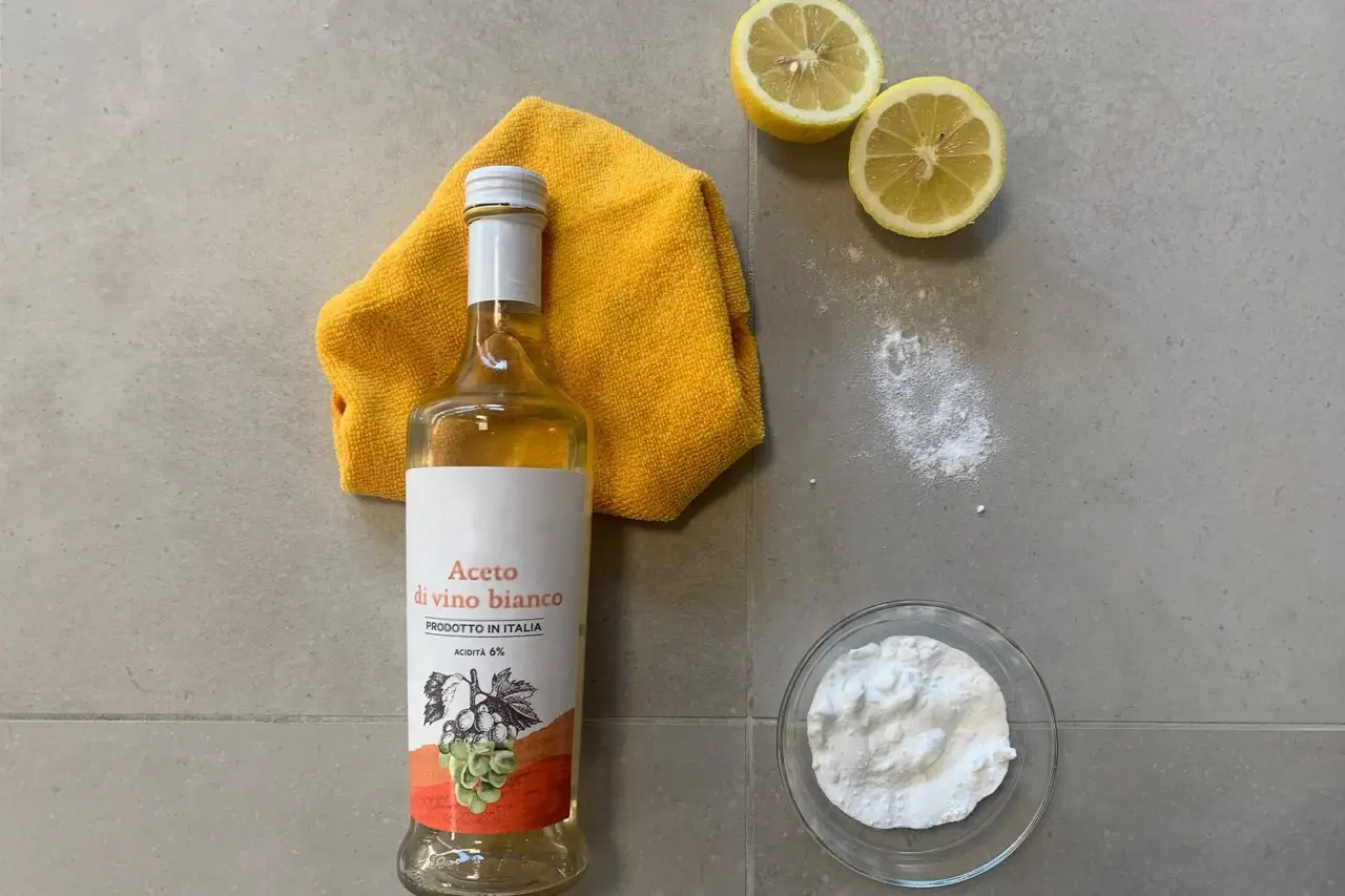 Come si fa a pulire le scale interne di casa? Il metodo per marmo, legno o piastrelle