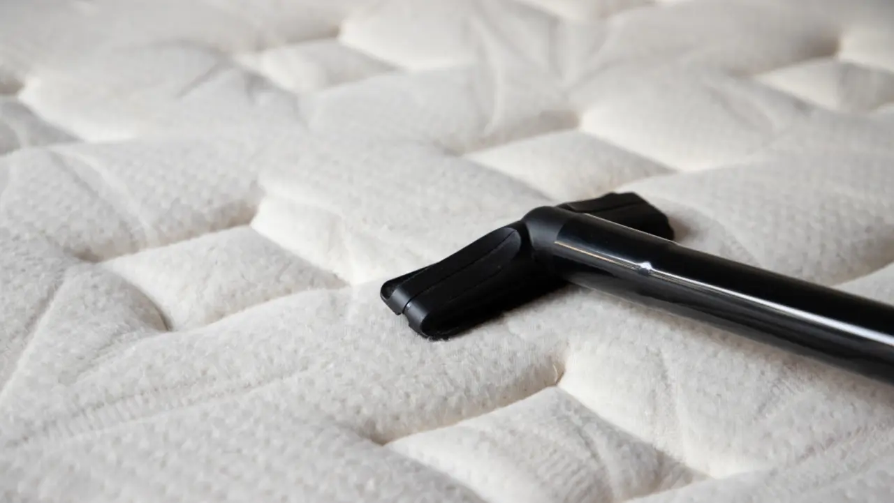 Non pulisci mai il letto in questo modo: ecco come eliminare acari e batteri nascosti