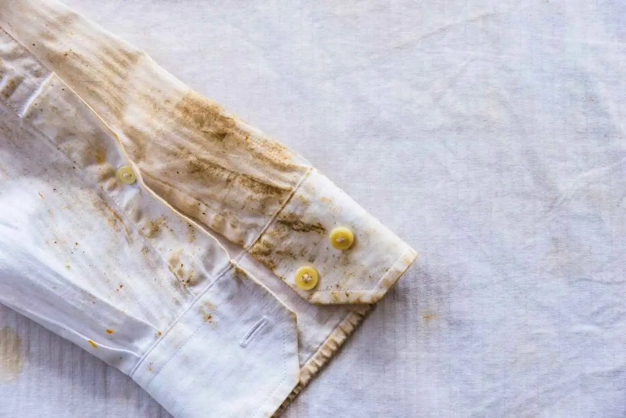 Come si fa a togliere le macchie di fango secco? Mai bagnarle, spazzola via tutto prima